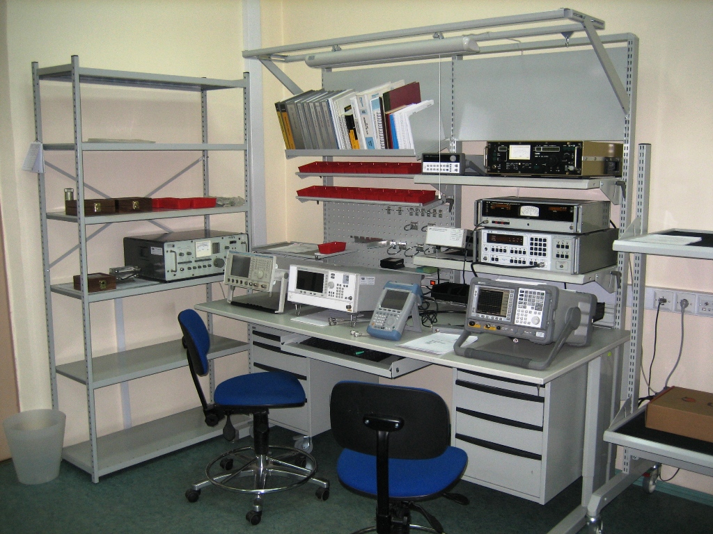 Оборудование лаборатории технические. Стол радиомонтажника СРМ-1500м. АРМ-4550 стол метролога/поверителя. Оснащение лаборатории. Лабораторное оборудование.