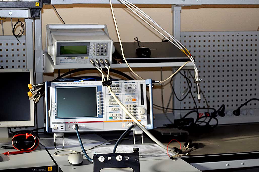 Тест кабельные линии. Оборудование для тестирования кабелей. Испытательный кабель в сборке Keysight 10833a. Испытательный центр ИЭК. Участок испытаний электроники.